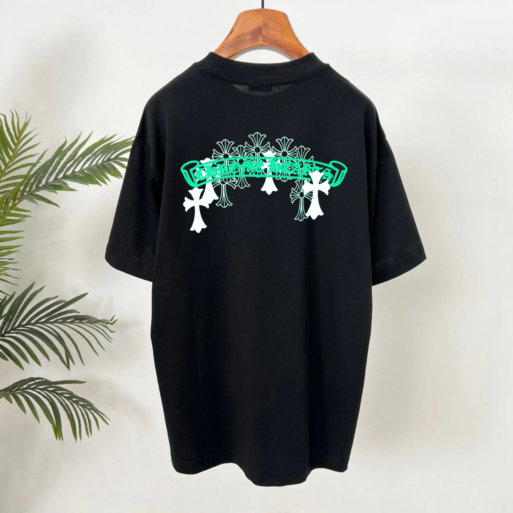 🅿️190 Kroxin 2025 new Sanskrit couple style short-sleeved T-shirt 🔥High version🔥 Original fabric Digital direct printing technology Same style as Internet celebrity High version High quality😘😘 The fabric is made of 250g Solona cotton fabric. It feels super comfortable, fashionable and personalized. A super versatile and good-looking T-shirt. Very suitable for both men and women. A must-have for everyone. Color: black, white Size: S-xxl